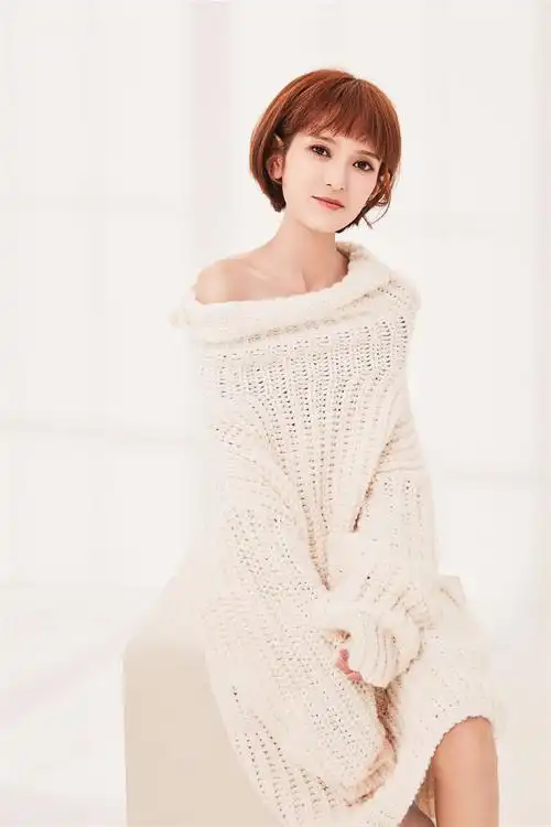 近日,演员肖茵曝出一组最新秋冬写真.