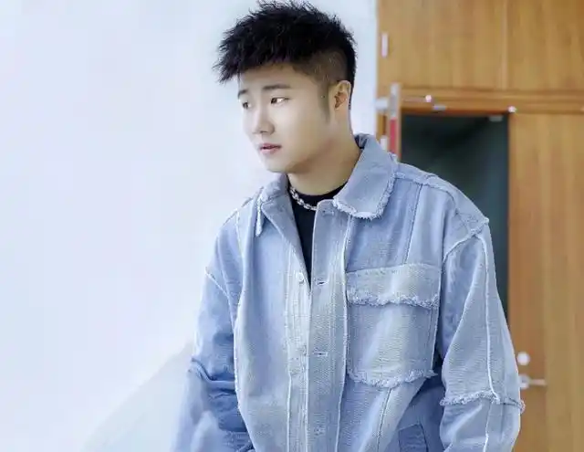 之前,白小白在外站有账号,粉丝数量也不低,但他从未在外站正式直播过.