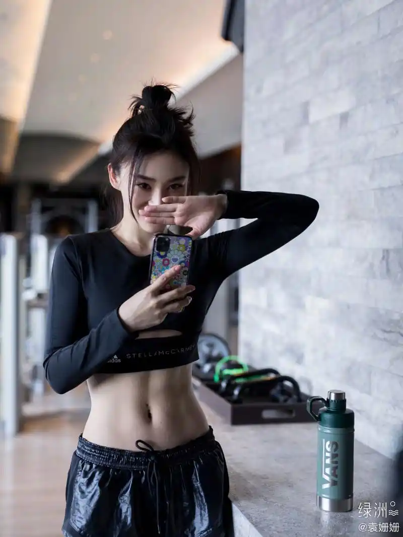 袁姗姗健身照马甲线小蛮腰抢镜