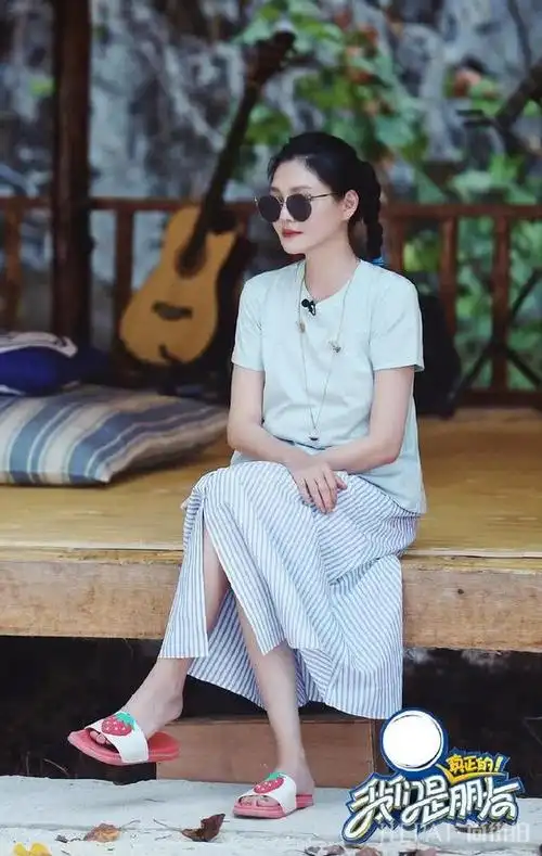 长裙如何搭配外套 这样穿魅力十足 – 尚街拍