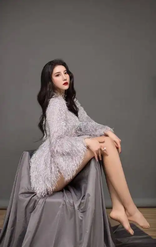 国内健美比赛超"哇塞"的女裁判,这身材也太犯规了吧!_刘太阳