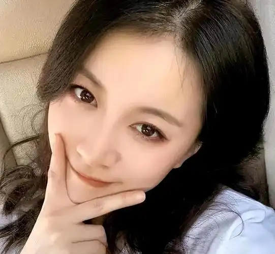 好声音止步十六强的李嘉格,看似失败了,却获得了一段不错的姻缘