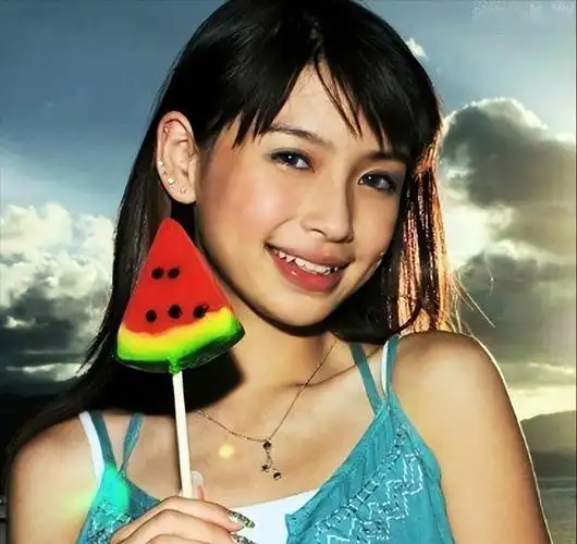 杨颖1989年出生于上海,她的家境普通,父母都是工人常年在外工作,小