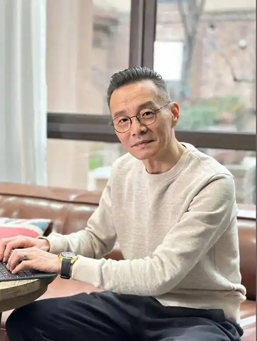 60,70岁的男士:尽量把头发留短留长,换成这种更帅气的儒家发_发型