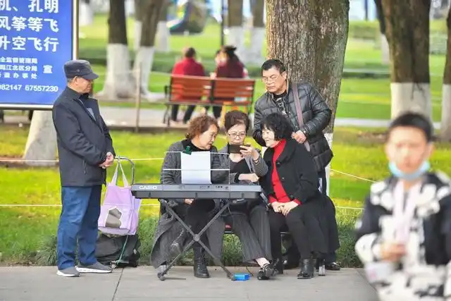 图片新闻|周末暖阳,市民乐享