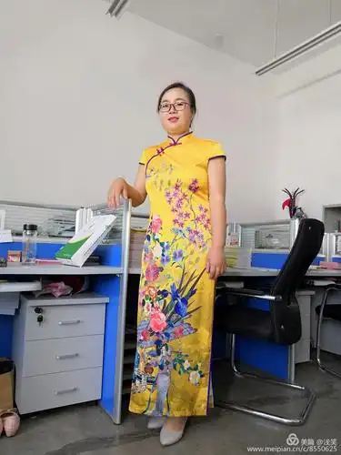 平川二中美女老师旗袍秀