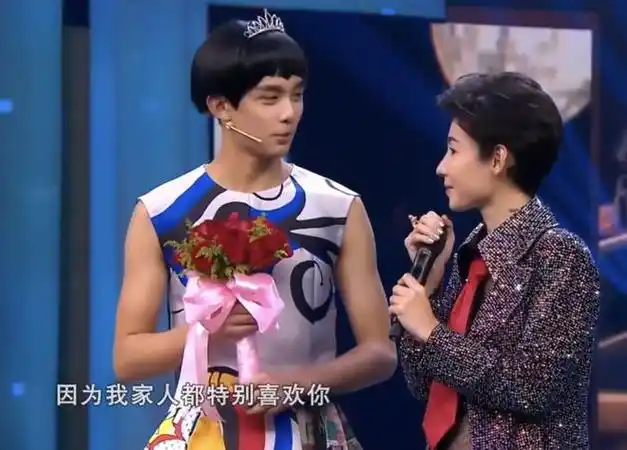 张柏芝瘦好多深v露背造型超惊艳与吴磊同框看不出年龄差