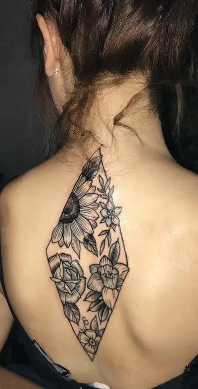 女生后背上黑色点刺几何简单线条植物花朵纹身图案