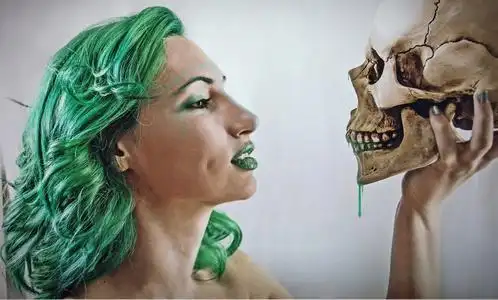 凡人封妖传抱着一个骷髅头的绿色头发的女孩照片