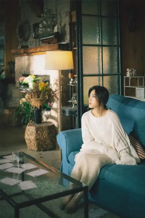 刘郡格以往的作品,真实走心的独白式歌词温柔而又细腻的讲述了在爱情