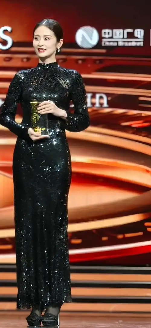 在她和刘恺威拍摄《千山暮雪》时,她的体重一度超标,甚至丧失了作为女