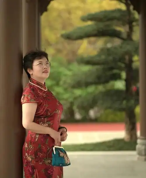 而一款优雅的盘发造型以及