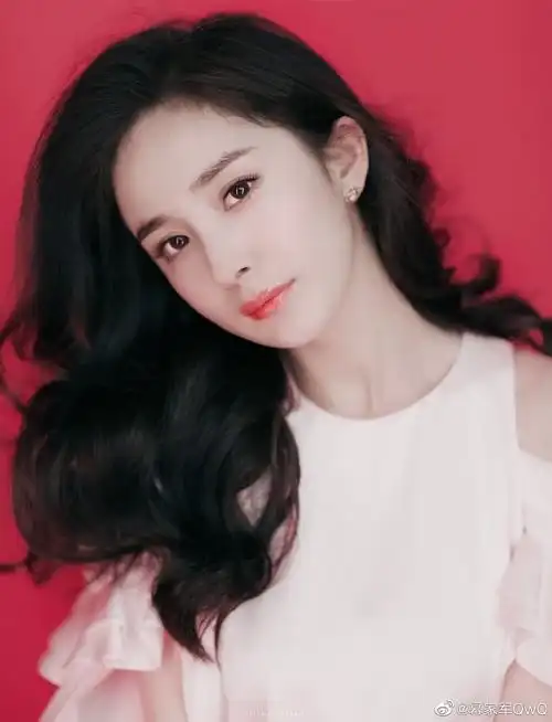 杨幂身着粉色连衣裙展现完美身材