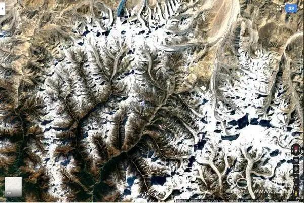 首先打开谷歌卫星地图,选择卫星图像,搜索粗布日.