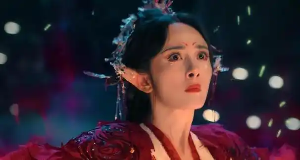 全程张不开嘴,表情僵硬,37岁杨幂带来流量女王"教科书式"演技