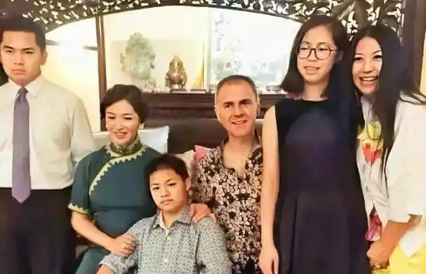 57岁金星宣布再婚!她24年前领养了三个孩子,今现状如何?