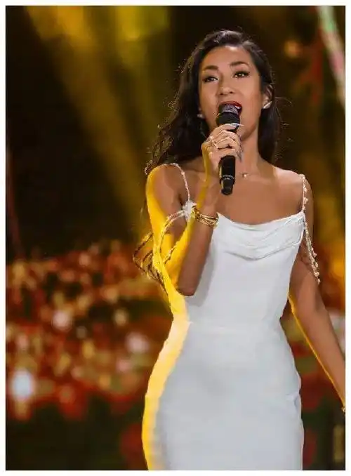 原创这是吉克隽逸最贵的一双白丝上面镶满碎钻配肤色后美到离谱