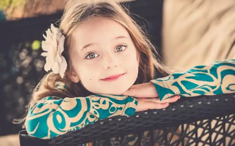 可爱的小女孩微笑 1080x1920 iphone 8/7/6/6s plus 壁纸,图片,背景