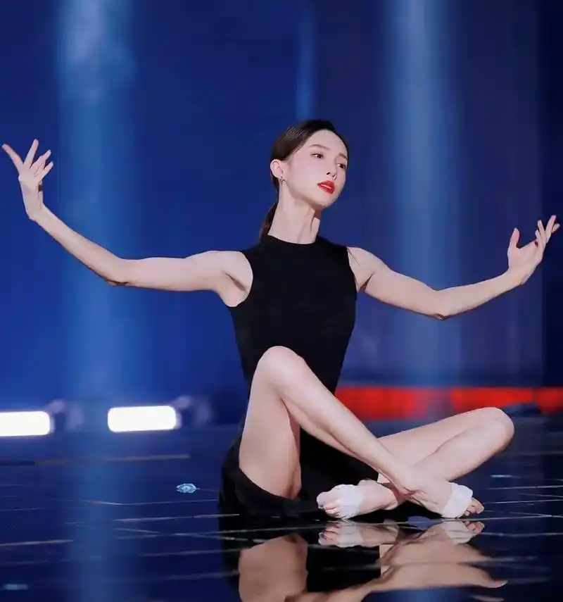 金晨 全身的肌肉线条真不错,瘦而不柴.