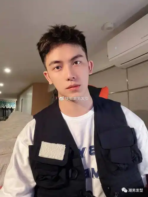 而男生在夏季想要清爽又帅气的发型,短发也是有很多造型可以选择的.