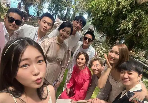 窦骁何超莲婚礼真浪漫!张一山潘玮柏袁弘等到场,见证甜蜜时刻