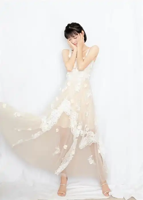 段奥娟仙女裙展现双面魅力