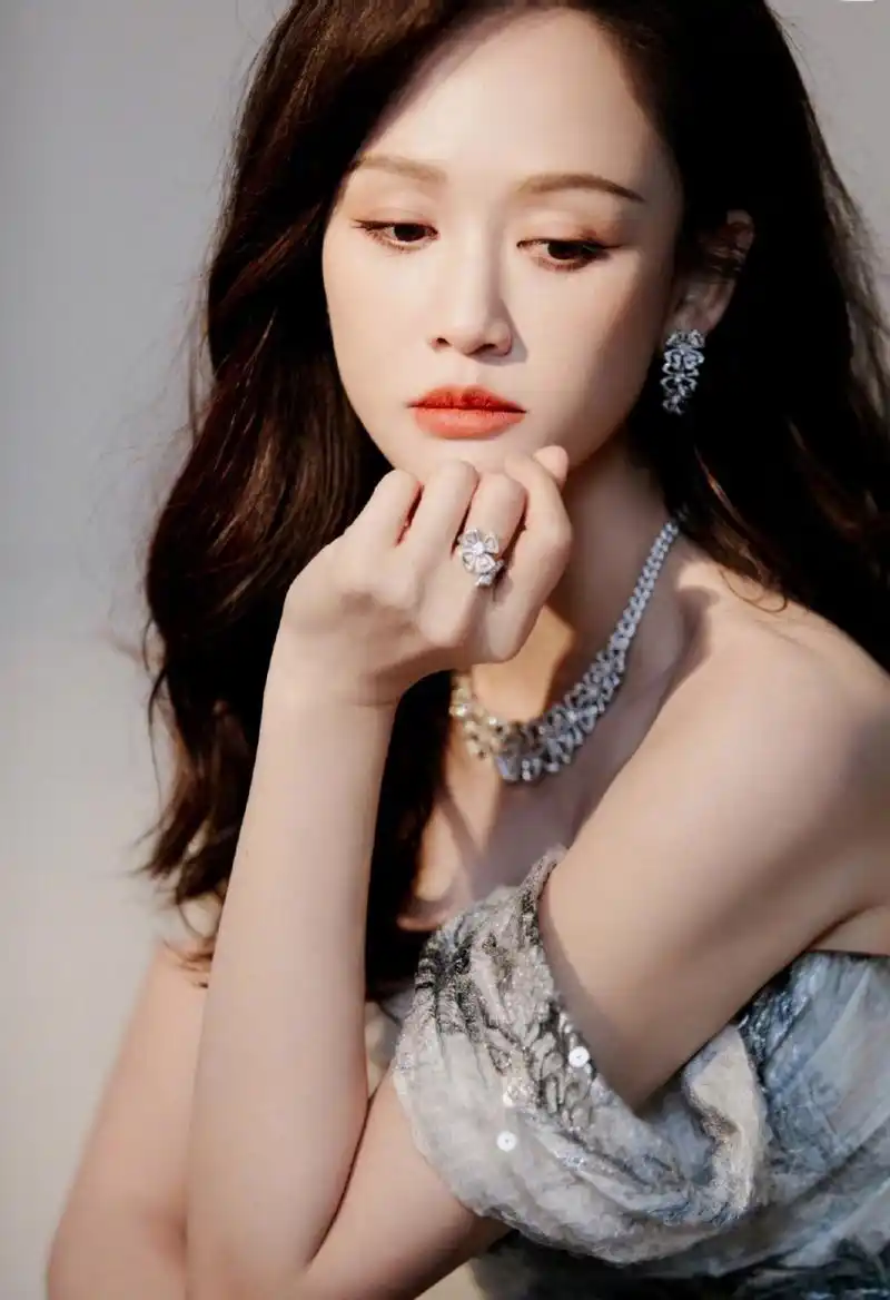 陈乔恩# 一袭水墨抹胸溜肩礼裙,肤白貌美的容颜,窈窕曼妙的身材,峭构