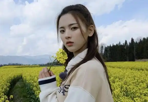 杨超越:从打工妹变成明星,年入千万的她,没你想的那么简单