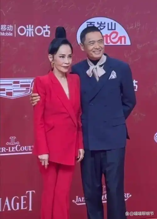 68岁周润发携妻子走红毯!陈荟莲造型引热议,夫妻36年无一儿半女