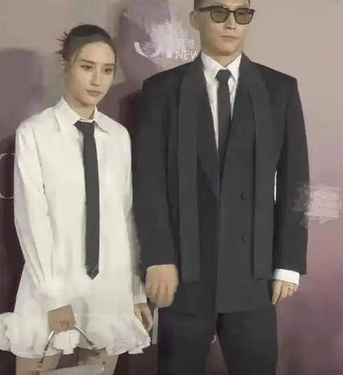 何超莲久违晒与老公合照,窦骁搂着爱妻眼神宠溺_爱情_婚姻_传闻