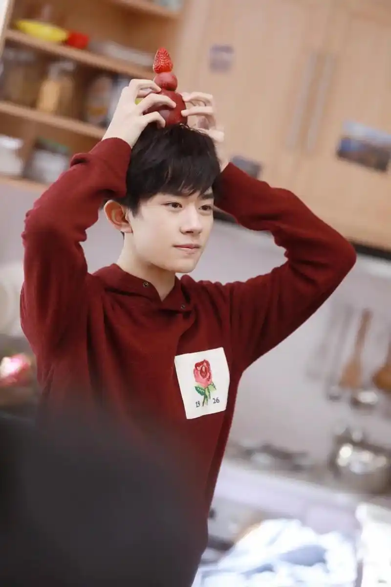 文艺青年易烊千玺 #易烊千玺壁纸头像 - 抖音