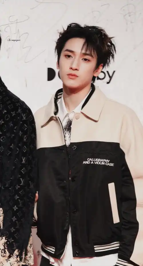 严浩翔elle风尚大典##严浩翔 舞台风暴##严浩翔黑白拼接外套