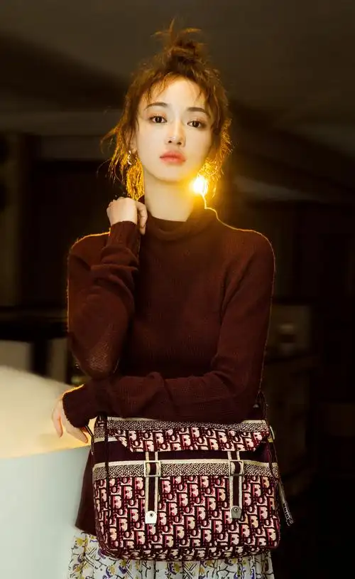 吴谨言美照,高领线衫搭配印花长裙时尚靓丽