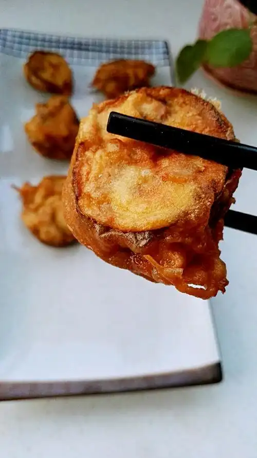 " data-lemmaid="5040377">茄盒 /a>,是一道色泽金黄的油炸菜品,属于