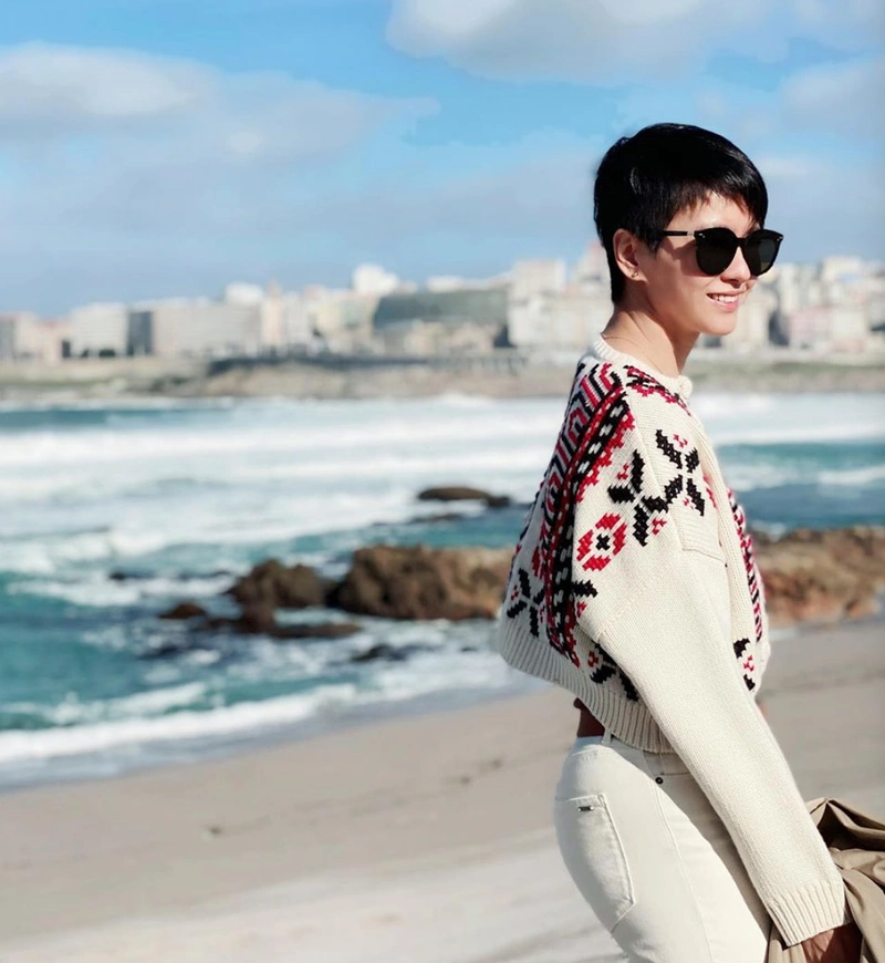 梁咏琪带女儿外出骑单车穿着休闲齐戴口罩防护到位