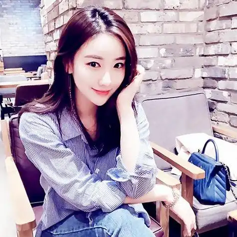 端庄优雅出镜的职业装美女头像照片