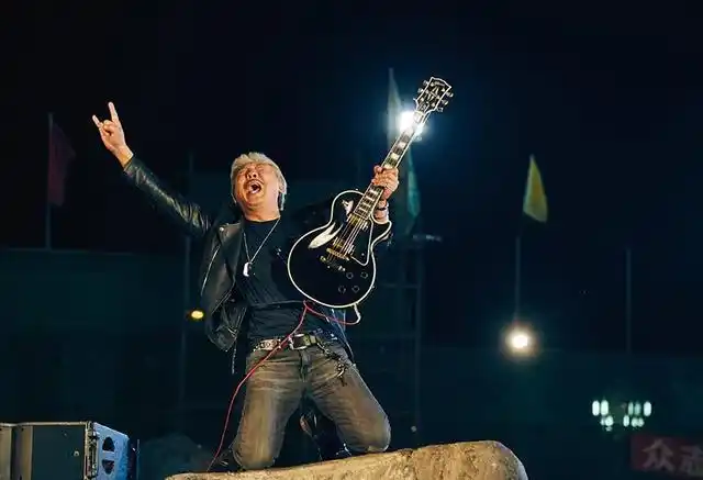 《缝纫机乐队》:被严重低估的喜剧电影,被看不起的乌合之众