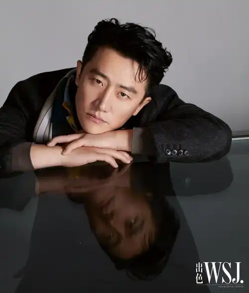 黄轩登《出色wsj.》十二月刊封面 复古正装彰显绅士品格