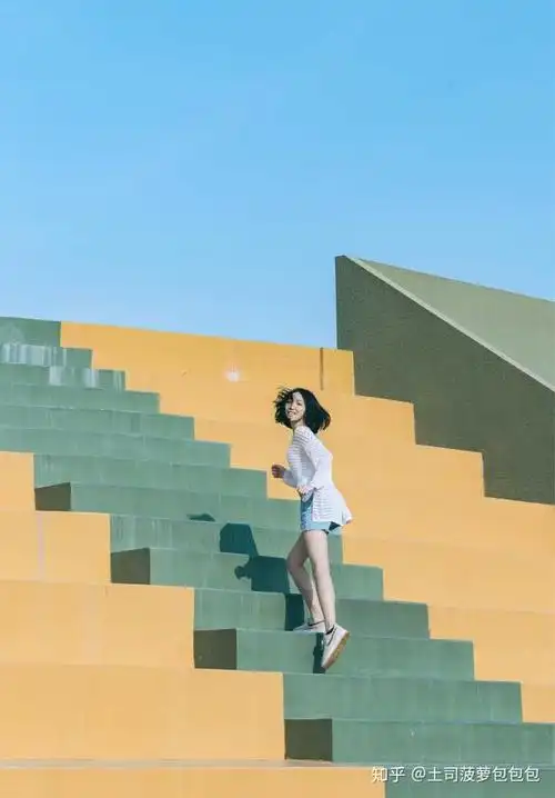 拍照的时候应该怎样摆动作,才不至于显得僵硬,拍出好看的感觉?