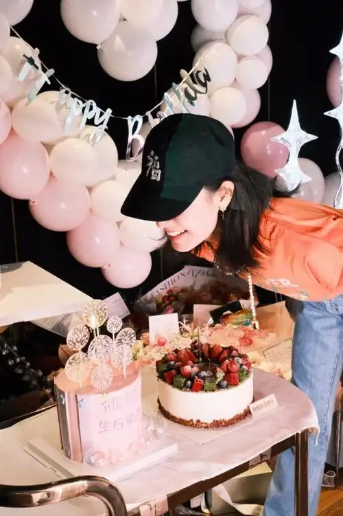 自在舒适倪妮戴棒球帽穿休闲装庆祝生日2