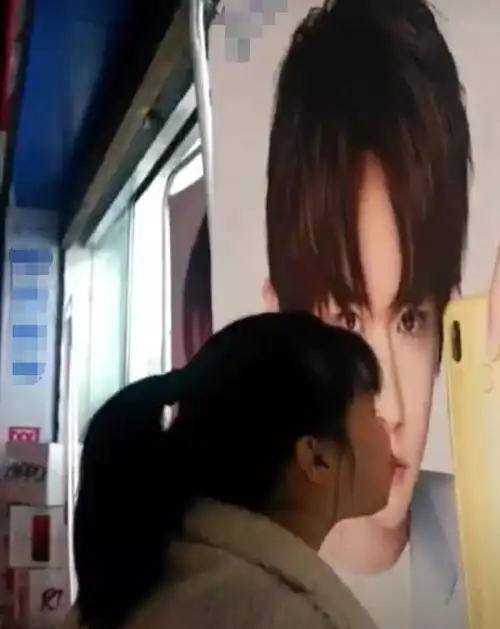 女粉街头"亲吻"易烊千玺,两人姿势"太亲密",粉丝:放开他