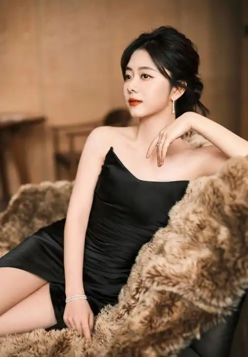 娃娃脸女生谭松韵纯黑抹胸裙,女人味拉满了|女明星|旋风少女|最好的我