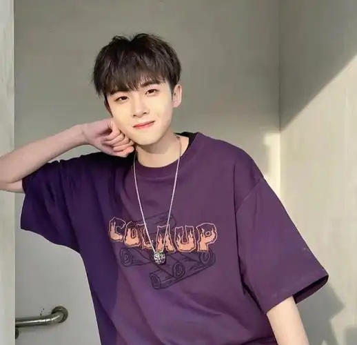 96两侧铲短镂空覺角留长,顶部剪出层次微