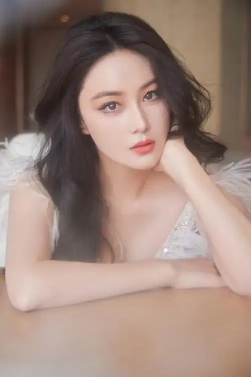 张馨予羽毛钉珠连衣裙