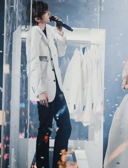 183cm蔡徐坤搭配白色西装造型变身白马王子
