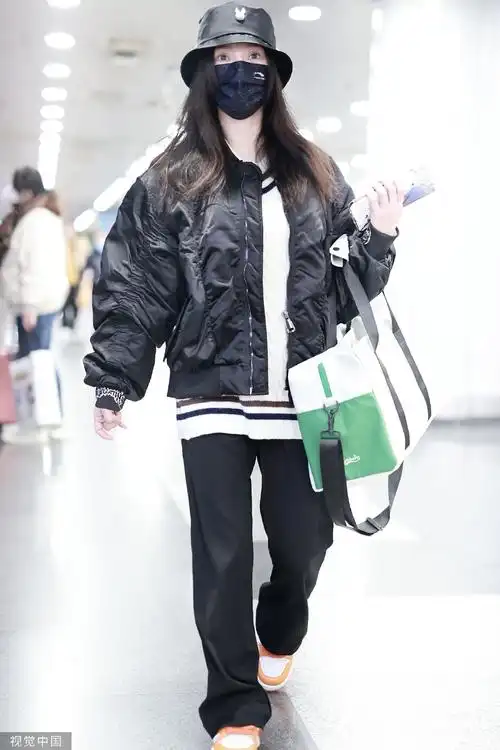 组图:柳岩戴黑色渔夫帽现身机场 穿搭休闲时尚十分低调_高清图集_新浪
