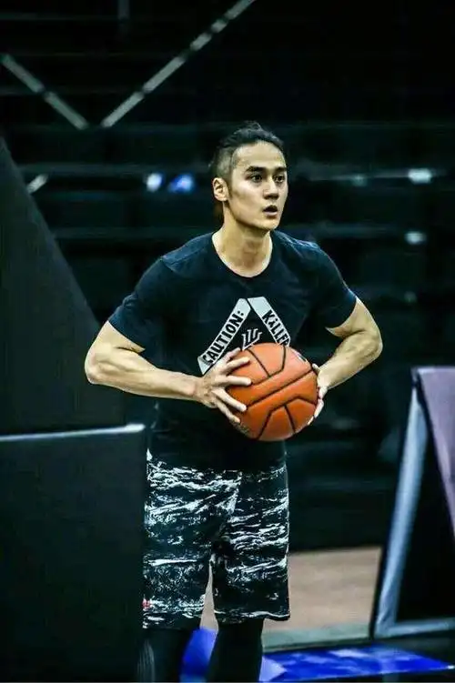 蒋劲夫痴迷健身,穿运动衫大秀麒麟臂,肌肉发达和健美教练有得拼