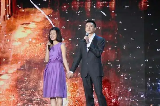 唐曾与傅晶共牵手 献歌央视电视剧明星盛典_娱乐_腾讯网