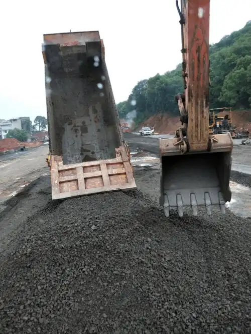 挖机替代摊铺机 教你精准铺水稳层!