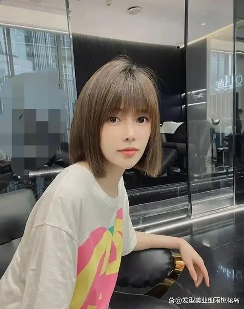 搭配一下侧分刘海显得非常有女人味,自然的黑茶色显白